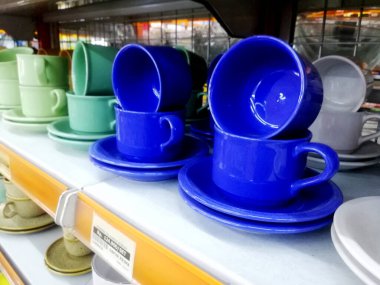 Bali, Endonezya - 16 Mart 2025: Dükkanda birçok renkli marka satılıyor