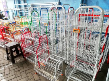 Bali, Endonezya - 16 Mart 2025: Dükkanda birçok renkli marka satılıyor