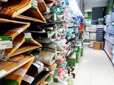 Bali, Endonezya - 16 Mart 2025: Dükkanda birçok renkli marka satılıyor