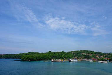 Bali, Endonezya - 24 Mart 2025: Padang bai Limanı, Bali Karangasem naipliğinde, feribot ve tekne faaliyetleriyle, güzel açık havada