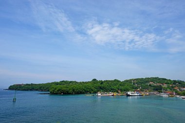 Bali, Endonezya - 24 Mart 2025: Padang bai Limanı, Bali Karangasem naipliğinde, feribot ve tekne faaliyetleriyle, güzel açık havada