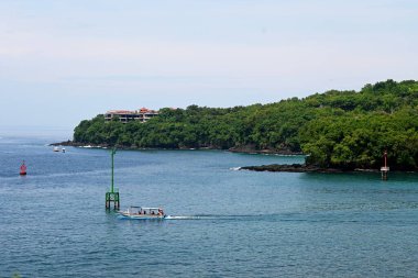 Bali, Endonezya - 24 Mart 2025: Padang bai Limanı, Bali Karangasem naipliğinde, feribot ve tekne faaliyetleriyle, güzel açık havada