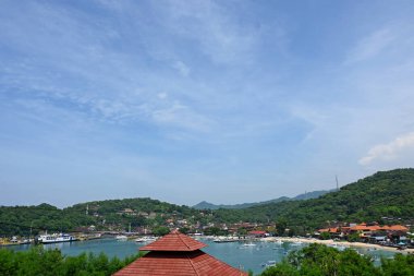 Bali, Endonezya - 24 Mart 2025: Padang bai Limanı, Bali Karangasem naipliğinde, feribot ve tekne faaliyetleriyle, güzel açık havada