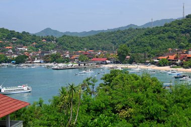 Bali, Endonezya - 24 Mart 2025: Padang bai Limanı, Bali Karangasem naipliğinde, feribot ve tekne faaliyetleriyle, güzel açık havada