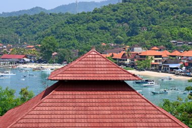 Bali, Endonezya - 24 Mart 2025: Padang bai Limanı, Bali Karangasem naipliğinde, feribot ve tekne faaliyetleriyle, güzel açık havada