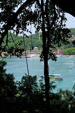 Bali, Endonezya - 24 Mart 2025: Padang bai Limanı, Bali Karangasem naipliğinde, feribot ve tekne faaliyetleriyle, güzel açık havada