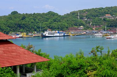 Bali, Endonezya - 24 Mart 2025: Padang bai Limanı, Bali Karangasem naipliğinde, feribot ve tekne faaliyetleriyle, güzel açık havada