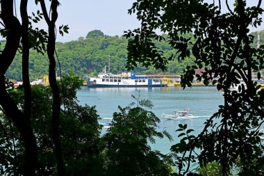 Bali, Endonezya - 24 Mart 2025: Padang bai Limanı, Bali Karangasem naipliğinde, feribot ve tekne faaliyetleriyle, güzel açık havada