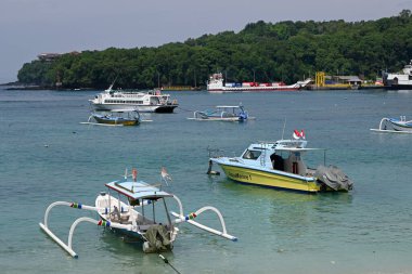 Bali, Endonezya - 24 Mart 2025: Padang bai Limanı, Bali Karangasem naipliğinde, feribot ve tekne faaliyetleriyle, güzel açık havada