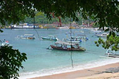Bali, Endonezya - 24 Mart 2025: Padang bai Limanı, Bali Karangasem naipliğinde, feribot ve tekne faaliyetleriyle, güzel açık havada