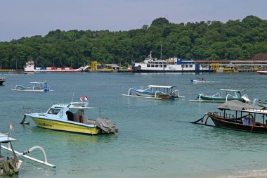 Bali, Endonezya - 24 Mart 2025: Padang bai Limanı, Bali Karangasem naipliğinde, feribot ve tekne faaliyetleriyle, güzel açık havada