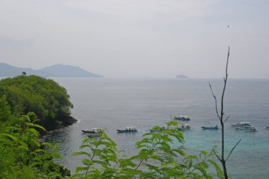 Bali, Endonezya - 24 Mart 2025: Bali 'nin Karangasem kıyısındaki Blue Lagoon Plajı, açık havada birçok şnorkelle yüzme ve dalış aktiviteleri