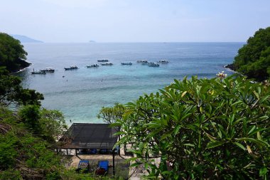 Bali, Endonezya - 24 Mart 2025: Bali 'nin Karangasem kıyısındaki Blue Lagoon Plajı, açık havada birçok şnorkelle yüzme ve dalış aktiviteleri