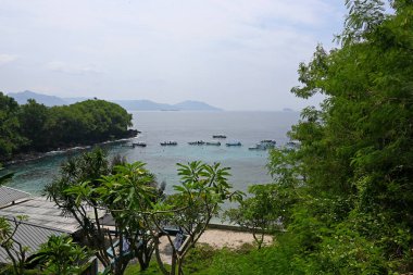 Bali, Endonezya - 24 Mart 2025: Bali 'nin Karangasem kıyısındaki Blue Lagoon Plajı, açık havada birçok şnorkelle yüzme ve dalış aktiviteleri