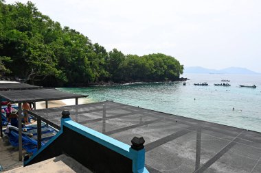 Bali, Endonezya - 24 Mart 2025: Bali 'nin Karangasem kıyısındaki Blue Lagoon Plajı, açık havada birçok şnorkelle yüzme ve dalış aktiviteleri