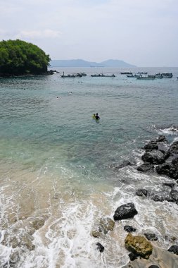 Bali, Endonezya - 24 Mart 2025: Bali 'nin Karangasem kıyısındaki Blue Lagoon Plajı, açık havada birçok şnorkelle yüzme ve dalış aktiviteleri