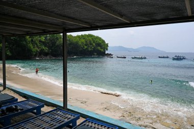 Bali, Endonezya - 24 Mart 2025: Bali 'nin Karangasem kıyısındaki Blue Lagoon Plajı, açık havada birçok şnorkelle yüzme ve dalış aktiviteleri