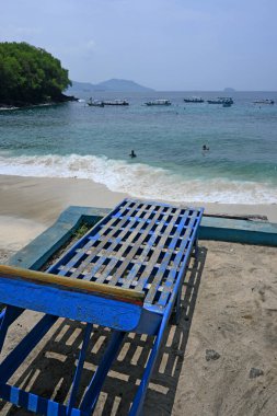 Bali, Endonezya - 24 Mart 2025: Bali 'nin Karangasem kıyısındaki Blue Lagoon Plajı, açık havada birçok şnorkelle yüzme ve dalış aktiviteleri