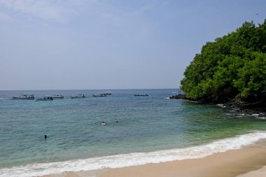 Bali, Endonezya - 24 Mart 2025: Bali 'nin Karangasem kıyısındaki Blue Lagoon Plajı, açık havada birçok şnorkelle yüzme ve dalış aktiviteleri
