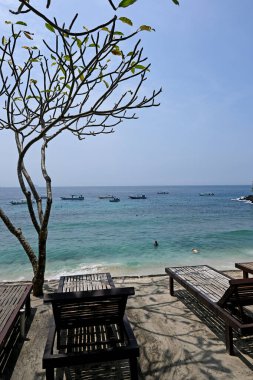 Bali, Endonezya - 24 Mart 2025: Bali 'nin Karangasem kıyısındaki Blue Lagoon Plajı, açık havada birçok şnorkelle yüzme ve dalış aktiviteleri