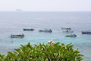 Bali, Endonezya - 24 Mart 2025: Bali 'nin Karangasem kıyısındaki Blue Lagoon Plajı, açık havada birçok şnorkelle yüzme ve dalış aktiviteleri