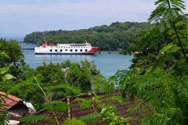 Bali, Endonezya - 24 Mart 2025: Padang bai Limanı, Bali Karangasem naipliğinde, feribot ve tekne faaliyetleriyle, güzel açık havada