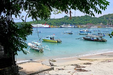 Bali, Endonezya - 24 Mart 2025: Padang bai Limanı, Bali Karangasem naipliğinde, feribot ve tekne faaliyetleriyle, güzel açık havada