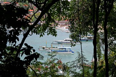 Bali, Endonezya - 24 Mart 2025: Padang bai Limanı, Bali Karangasem naipliğinde, feribot ve tekne faaliyetleriyle, güzel açık havada