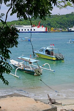 Bali, Endonezya - 24 Mart 2025: Padang bai Limanı, Bali Karangasem naipliğinde, feribot ve tekne faaliyetleriyle, güzel açık havada