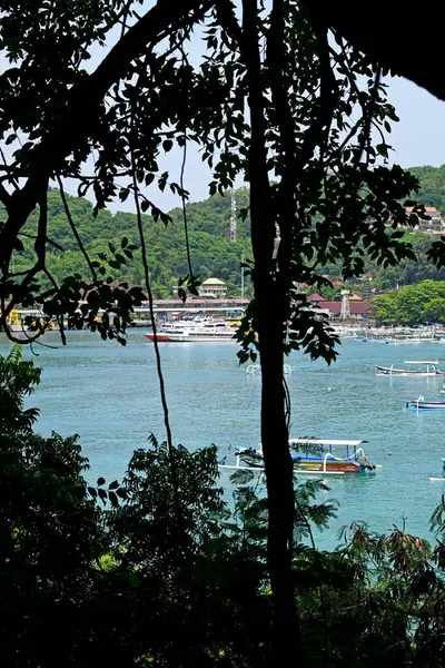 Bali, Endonezya - 24 Mart 2025: Padang bai Limanı, Bali Karangasem naipliğinde, feribot ve tekne faaliyetleriyle, güzel açık havada