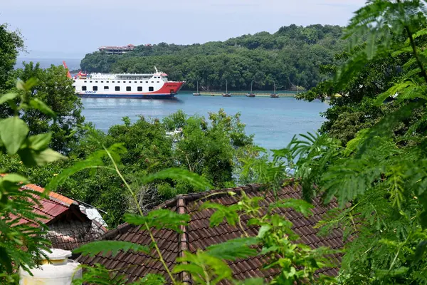 Bali, Endonezya - 24 Mart 2025: Padang bai Limanı, Bali Karangasem naipliğinde, feribot ve tekne faaliyetleriyle, güzel açık havada