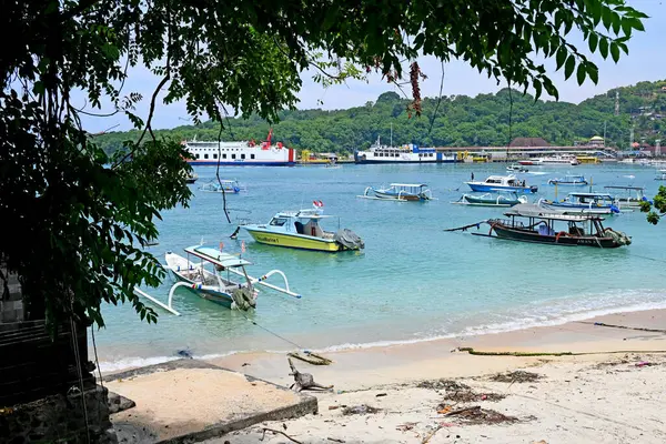 Bali, Endonezya - 24 Mart 2025: Padang bai Limanı, Bali Karangasem naipliğinde, feribot ve tekne faaliyetleriyle, güzel açık havada
