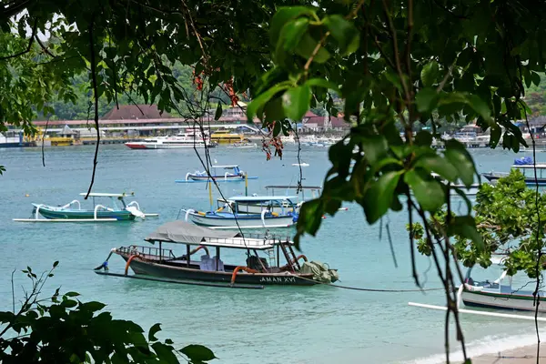Bali, Endonezya - 24 Mart 2025: Padang bai Limanı, Bali Karangasem naipliğinde, feribot ve tekne faaliyetleriyle, güzel açık havada