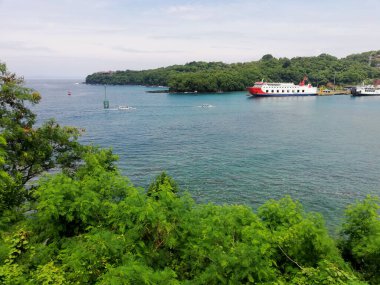 Bali, Endonezya - 24 Mart 2025: Padang bai Limanı, Bali Karangasem naipliğinde, feribot ve tekne faaliyetleriyle, güzel açık havada