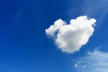 Aşk Biçiminde Bulut, açık mavi gökyüzü