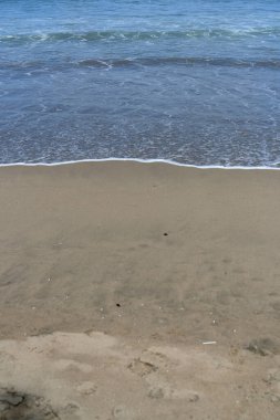 Bali Endonezya 'daki Seminyak plajı, beyaz kumla, güzel havada.