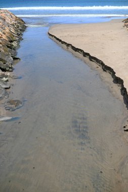 Bali Endonezya 'daki Seminyak plajı, beyaz kumla, güzel havada.