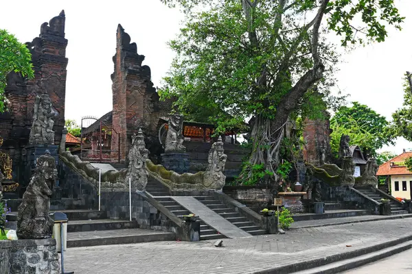 Petitenget-Seminyak plajındaki Hindu tapınağı, egzotik mimarisi ve tarzıyla