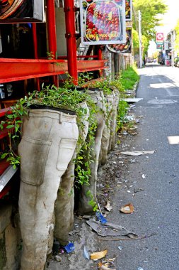 Bali, Endonezya - 4 Nisan 2025: Seminyak Caddesi atmosferi, pek çok dükkan, bar ve restoran