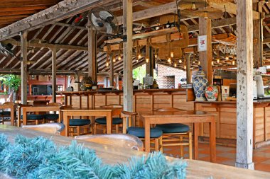 Bali, Endonezya - 4 Nisan 2025: Seminyak Caddesi atmosferi, pek çok dükkan, bar ve restoran