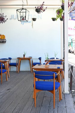 Bali, Endonezya - 4 Nisan 2025: Seminyak Caddesi atmosferi, pek çok dükkan, bar ve restoran