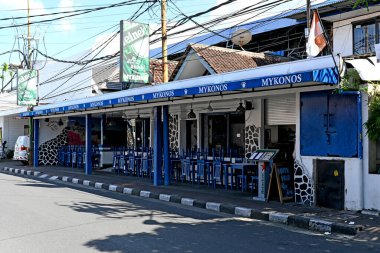 Bali, Endonezya - 4 Nisan 2025: Seminyak Caddesi atmosferi, pek çok dükkan, bar ve restoran