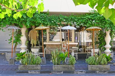 Bali, Endonezya - 4 Nisan 2025: Seminyak Caddesi atmosferi, pek çok dükkan, bar ve restoran