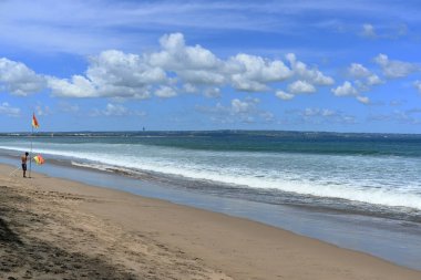 Bali, Endonezya - 4 Nisan 2025: Bali Endonezya 'da Seminyak plajı, beyaz kumlu, güzel hava koşullarında.