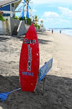 Bali, Endonezya - 4 Nisan 2025: Bali Endonezya 'da Seminyak plajı, beyaz kumlu, güzel hava koşullarında.