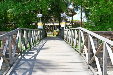 Tahta kapı yarı açık, gündüz vakti.