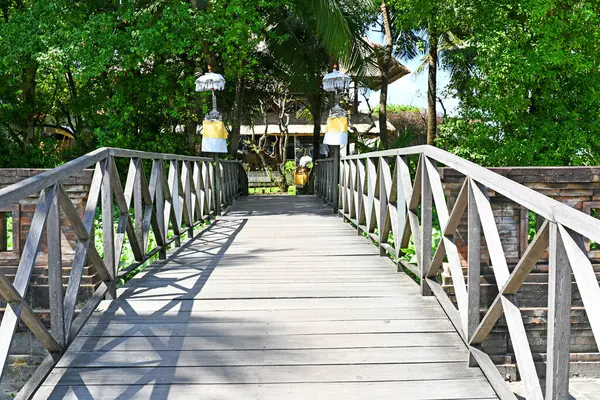 Tahta kapı yarı açık, gündüz vakti.