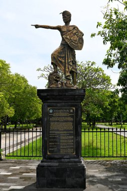 Bali, Endonezya - 4 Nisan 2025: Kamu parkının ortasına, Bali-Endonezya 'ya taş heykel yerleştirildi