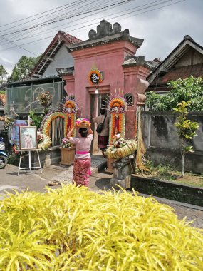 Bali, Endonezya - 14 Nisan 2025: Geleneksel Bali giriş kapısı, otlama töreni sırasında renkli çiçek ve süsleme ile süslendi