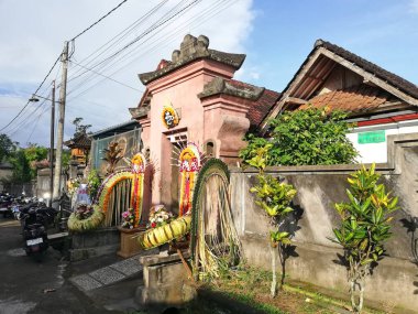Bali, Endonezya - 14 Nisan 2025: Geleneksel Bali giriş kapısı, otlama töreni sırasında renkli çiçek ve süsleme ile süslendi